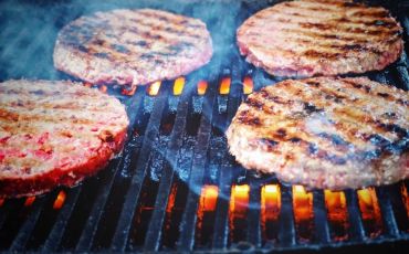 Fed og snasket burger med blåskimmelost og bløde løg