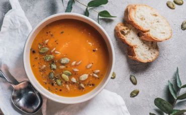 Opskrift: Græskarsuppe med creme fraiche og bacon