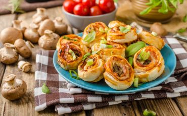 Opskrift: Pizzasnegle med skinke
